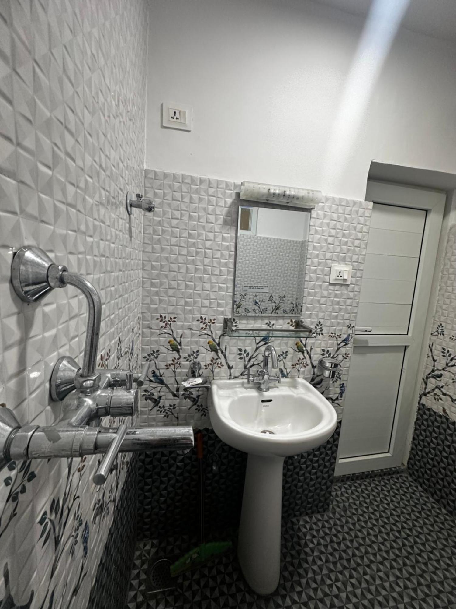 Norbu Hotel Катманду Экстерьер фото