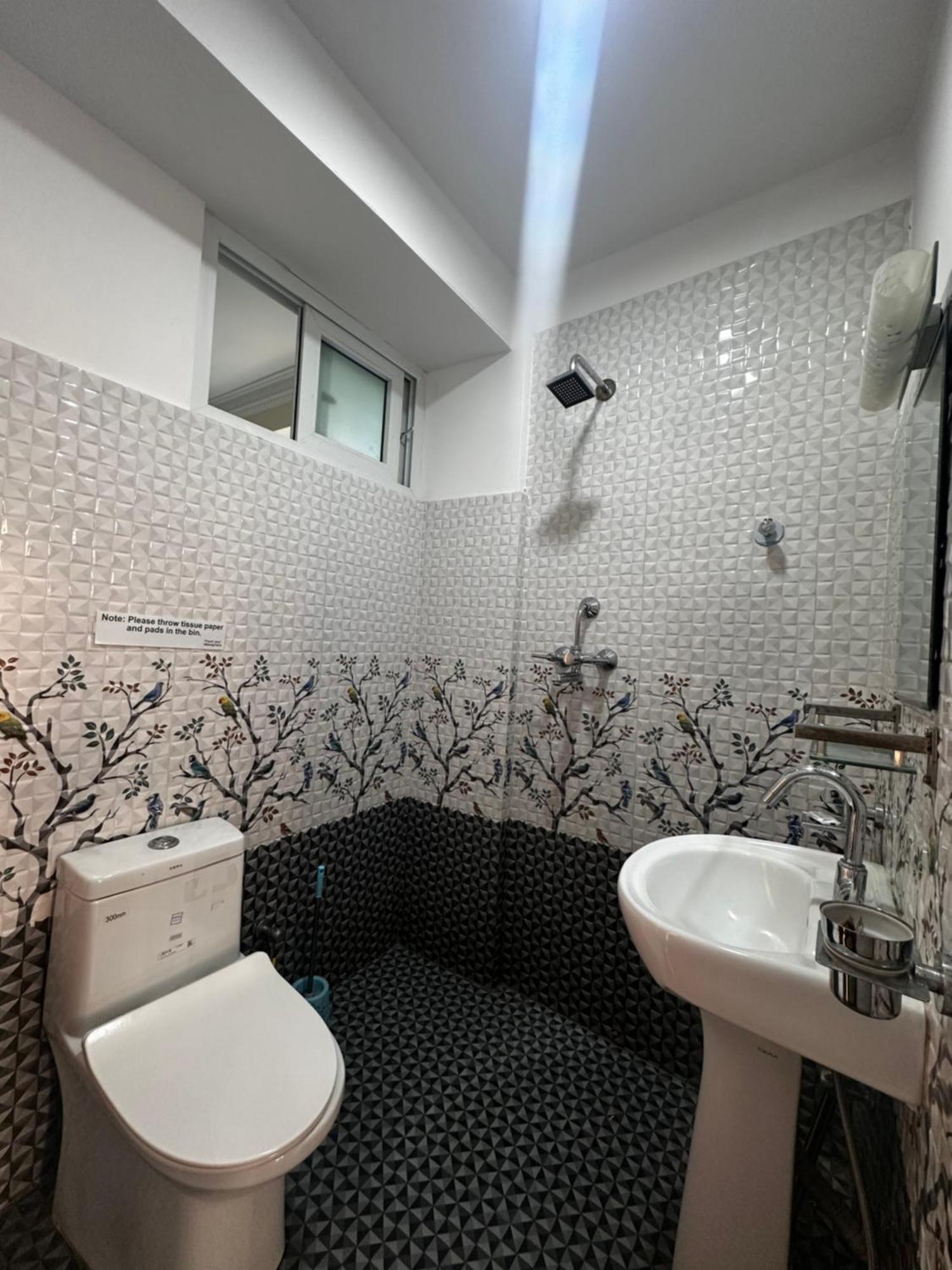 Norbu Hotel Катманду Экстерьер фото